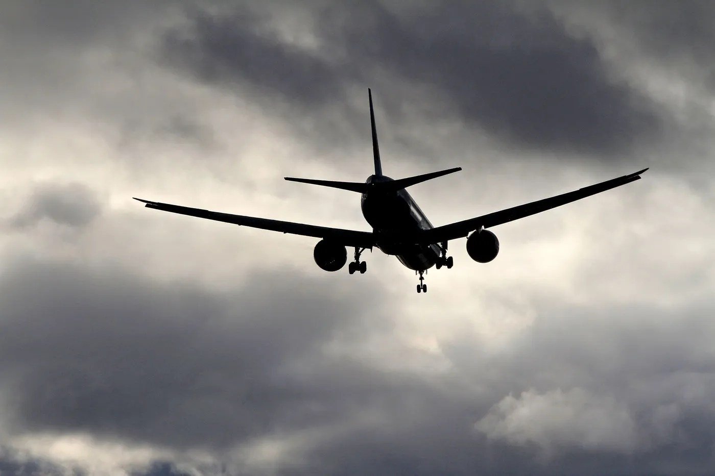 Zborurile din Nordul Italiei, afectate de restricții la combustibil până pe 9 aprilie MILANO – Zborurile de pe patru aeroporturi din nordul Italiei vor fi supuse unor restricții privind realimentarea cu combustibil până la data de 9 aprilie, din cauza „disponibilității limitate” cu care se confruntă operatorul Air BP Italia, potrivit informațiilor publicate sâmbătă