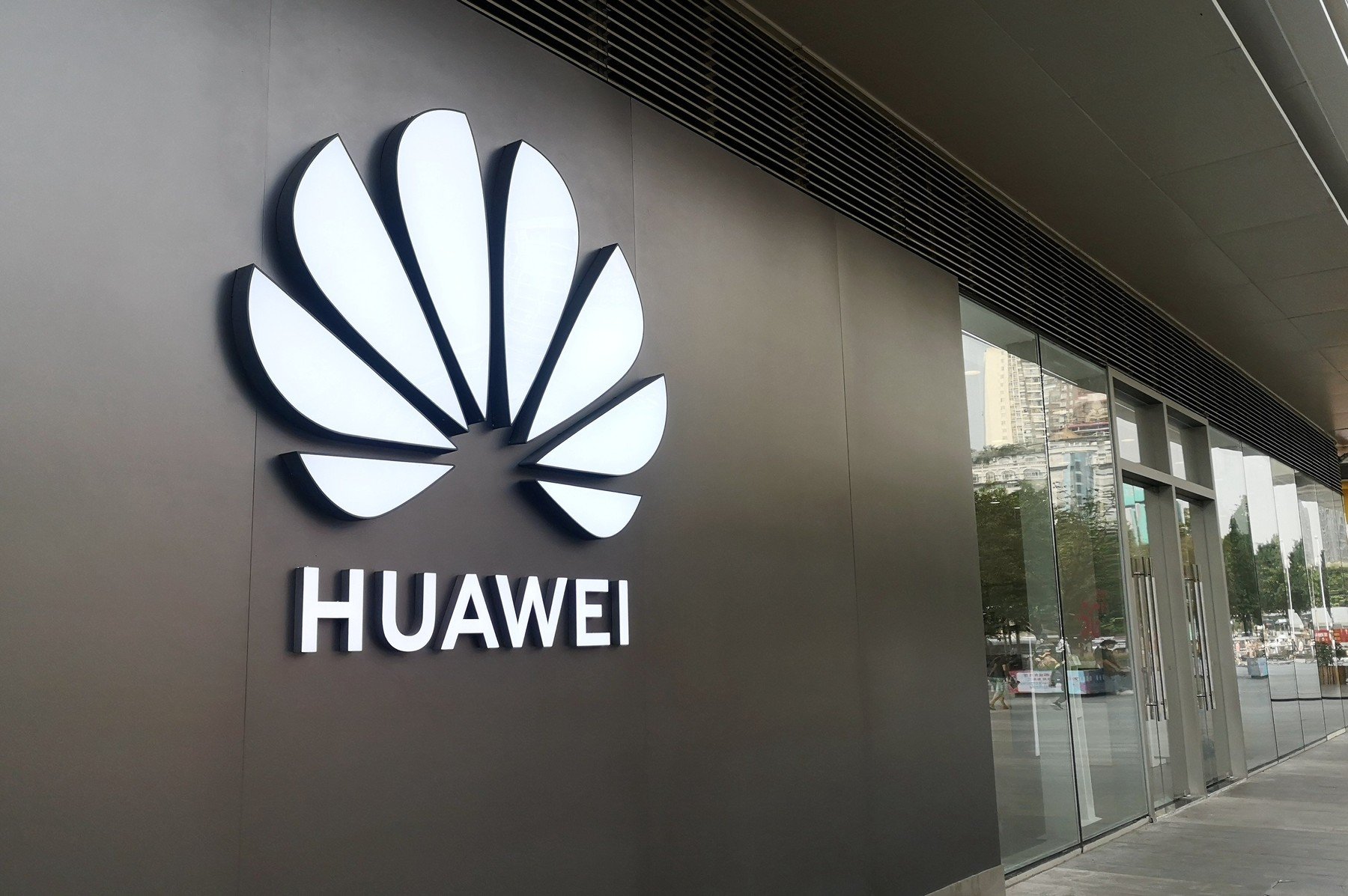 Huawei zdrobește Apple și Samsung: Noul telefon pliabil, un adevărat șoc!