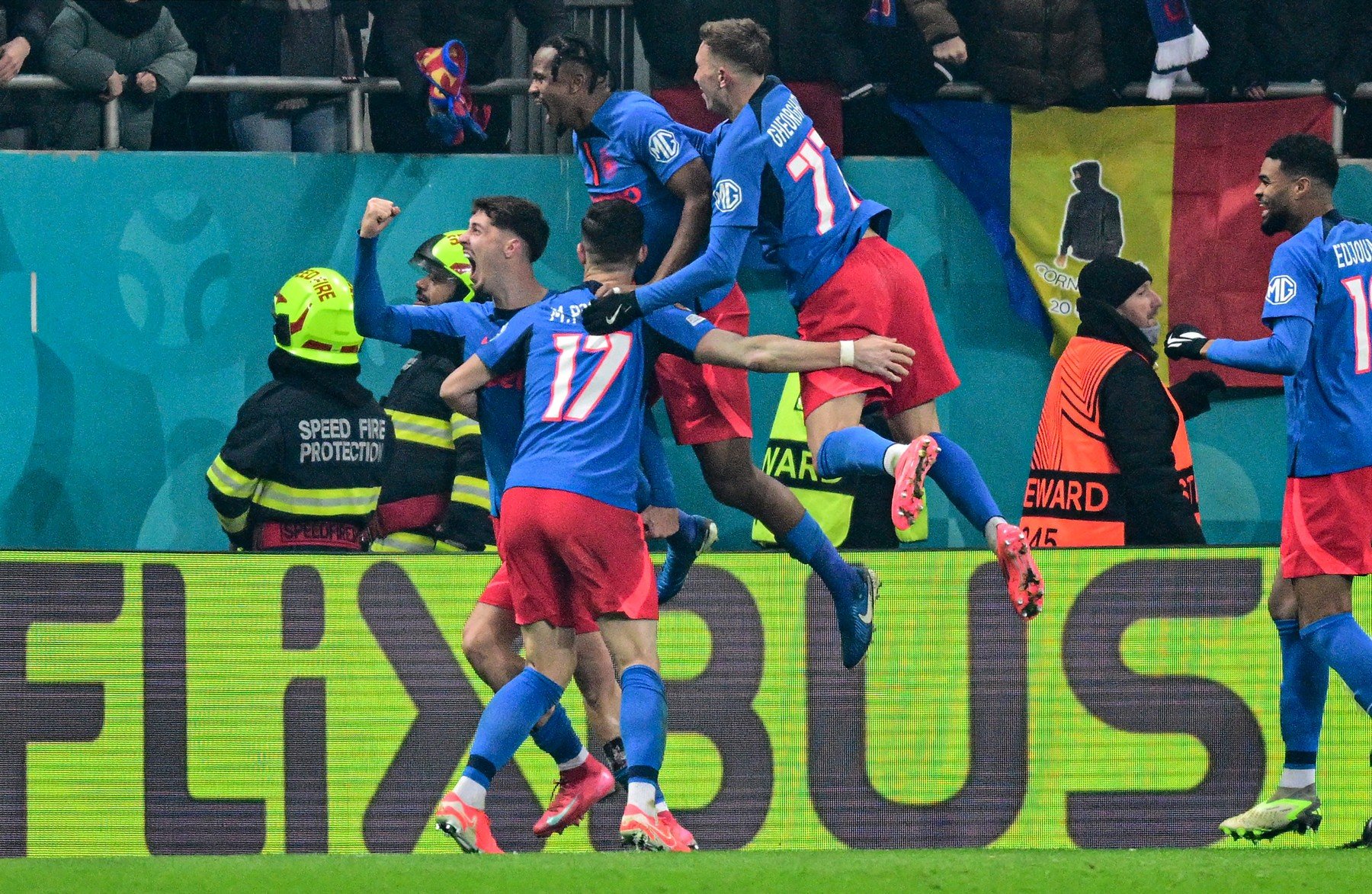 Botoșani Șochează, Învingând FCSB în Meciul Spectacol al Play-Out-ului Botoșani a produs surpriza în etapa a treia din play-out-ul primei ligi de fotbal profesionist, învingând FCSB cu scorul de 3-2, vineri seară