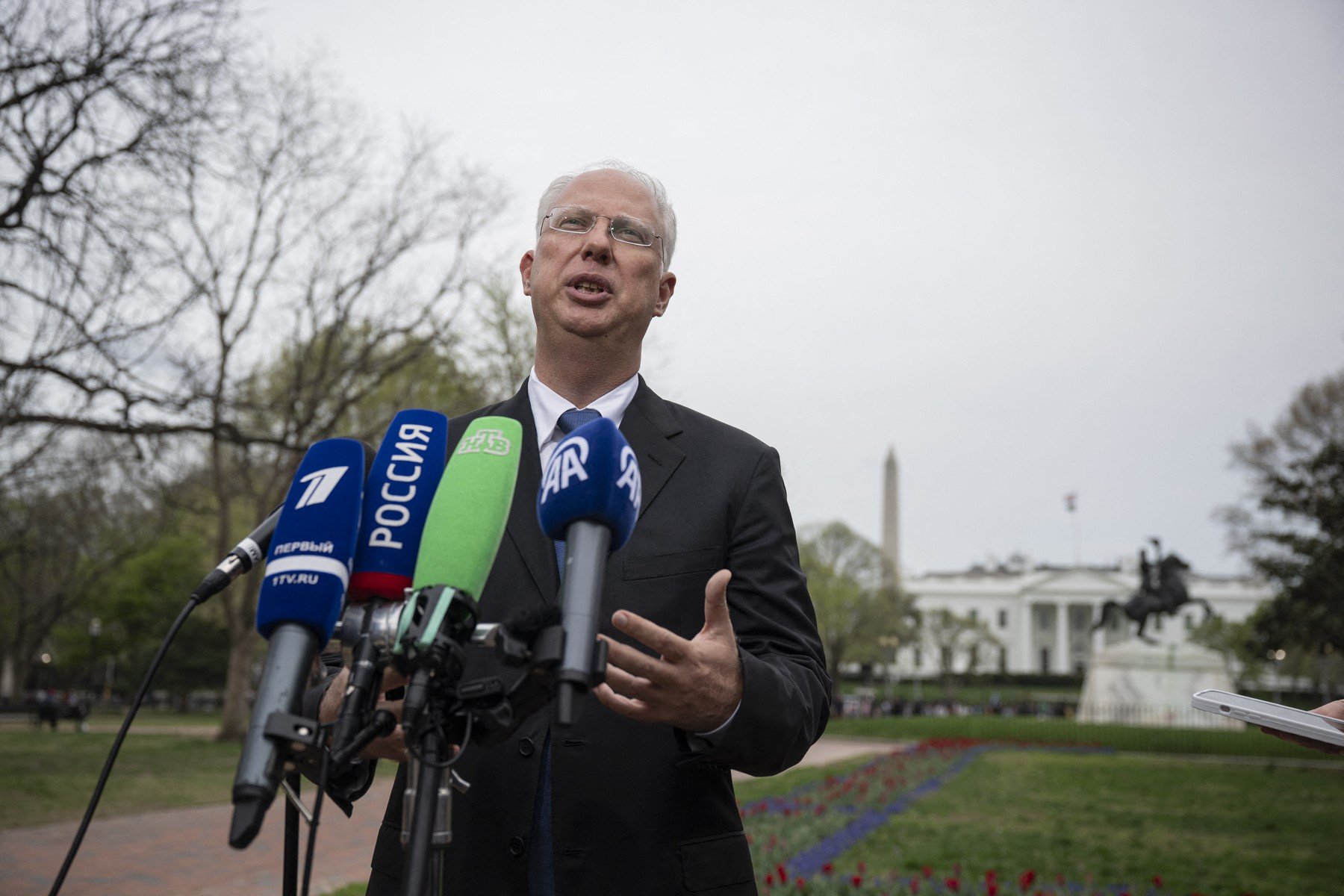 Trimisul special al președintelui rus Vladimir Putin, Kirill Dmitriev, se află în Statele Unite, unde negociază cu reprezentanți ai administrației americane, inclusiv cu Donald Trump, pe tema unei posibile soluții de pace în Ucraina, conform unor surse apropiate discuțiilor.nnVizita oficialului rus are loc în contextul în care Washingtonul trebuie să decidă dacă prelungește derogarea de la sancțiunile impuse petrolului rusesc, o decizie cu implicații majore