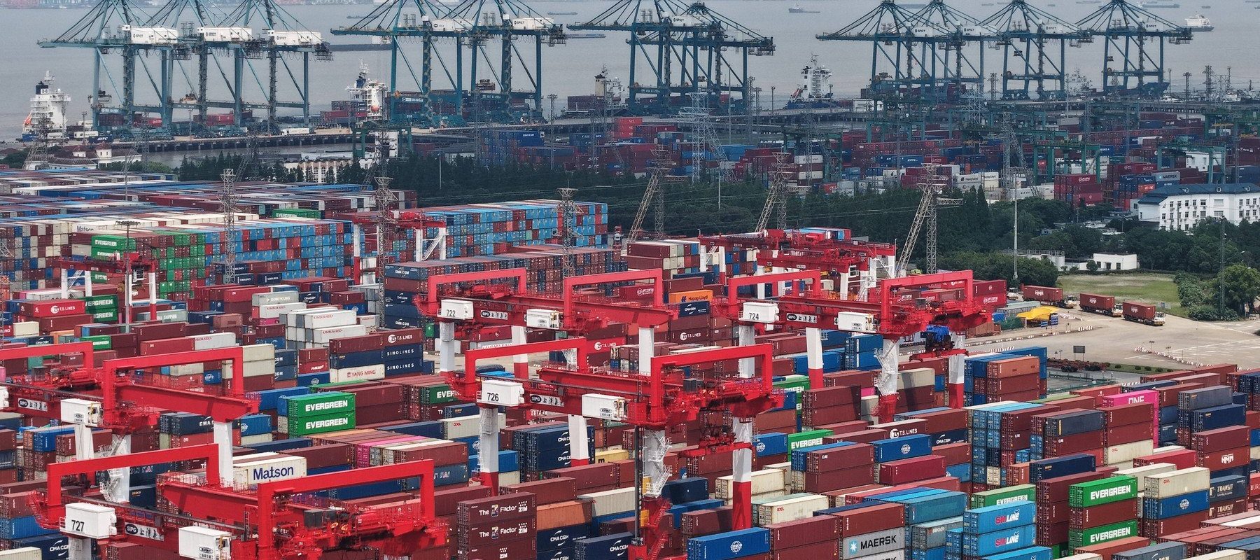 China: Motorul exporturilor, în frânare bruscă, lovind economia globală