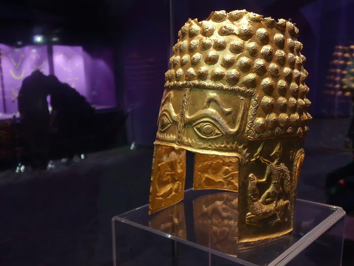 Coiful de AUR de la Coțofenești, recuperat după un an de la jaful din Olanda Unul dintre cele mai valoroase artefacte ale României, coiful de AUR de la Coțofenești, a fost recuperat de autoritățile olandeze, la peste un an de la furtul spectaculos dintr-o expoziție temporară