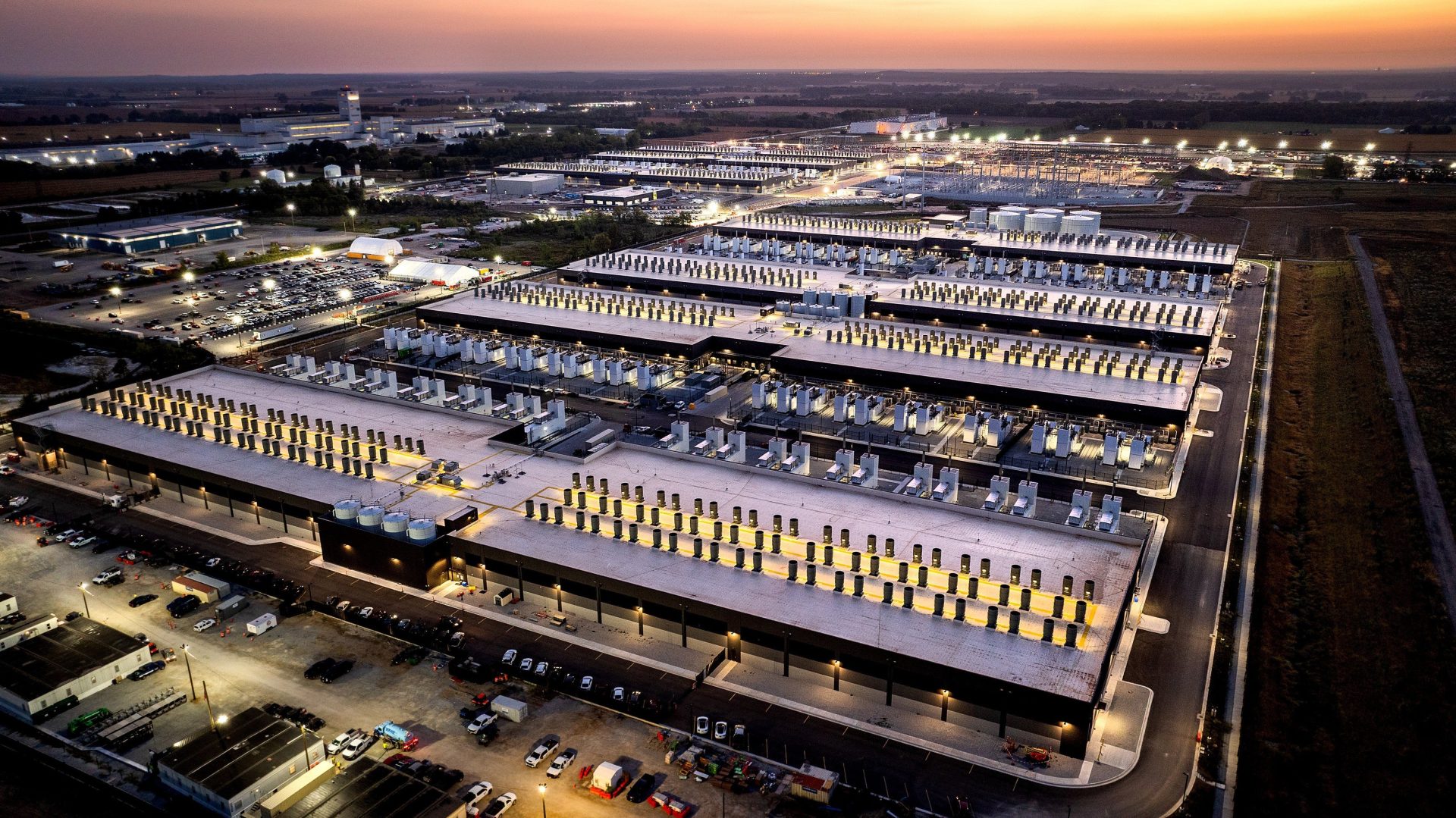 Centrele de date pentru inteligența artificială, noi surse de căldură cu impact major Centrele de date masive, care alimentează inteligența artificială (AI), nu doar consumă cantități uriașe de energie, ci contribuie și la creșterea temperaturilor locale, creând „insule de căldură” care afectează sute de milioane de oameni