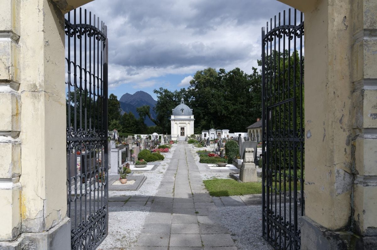 Profanare macabră în Austria: Hoți de dinți de AUR, pe urmele cadavrelor