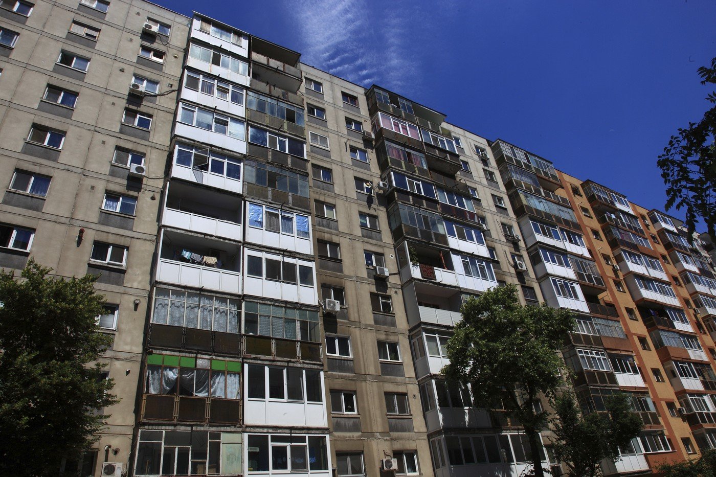 Scările de bloc, moștenire a domeniului public: Când reparațiile devin caz penal Scările de acces ale blocurilor, deși folosite zilnic de locatari, pot crea adevărate bătăi de cap din punct de vedere legal