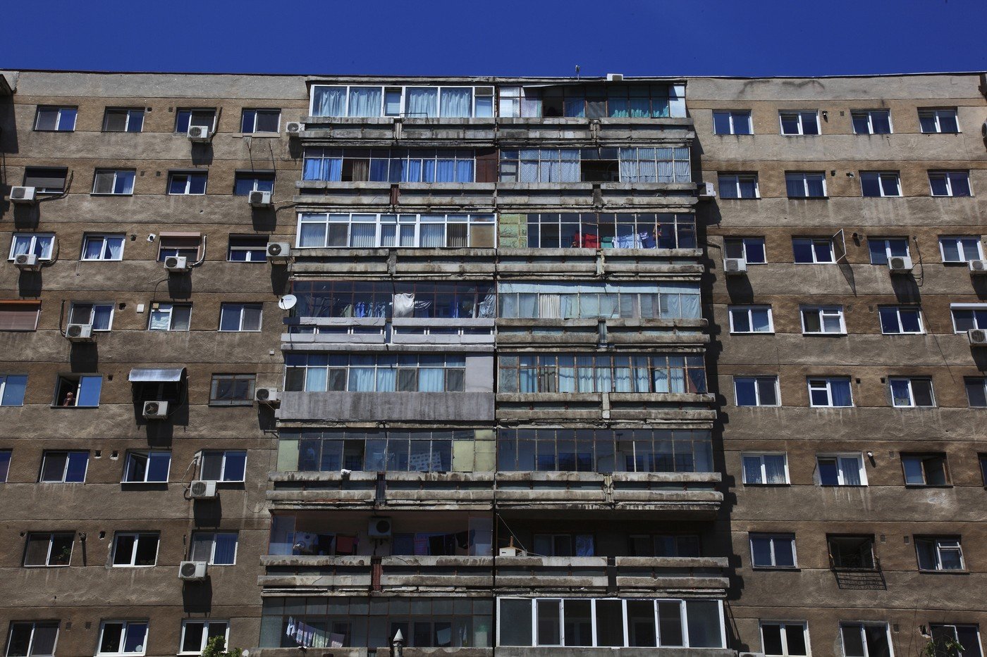 Un apartament din apropierea Grand Arena Mall, scos la vânzare pentru 91.000 de euro, ilustrează tendințele actuale ale pieței imobiliare din București: prețuri în creștere și nevoia de renovare, scumpă, pentru locuințele vechi