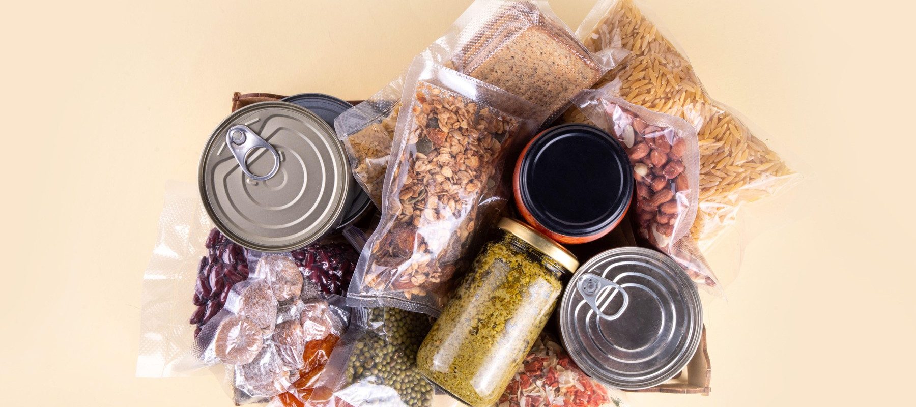 Experți britanici recomandă depozitarea alimentelor pentru situații de urgență Experți de top din Marea Britanie recomandă populației să-și facă rezerve de alimente în locuințe, pentru a face față potențialelor crize cauzate de conflicte, fenomene meteorologice extreme sau atacuri cibernetice