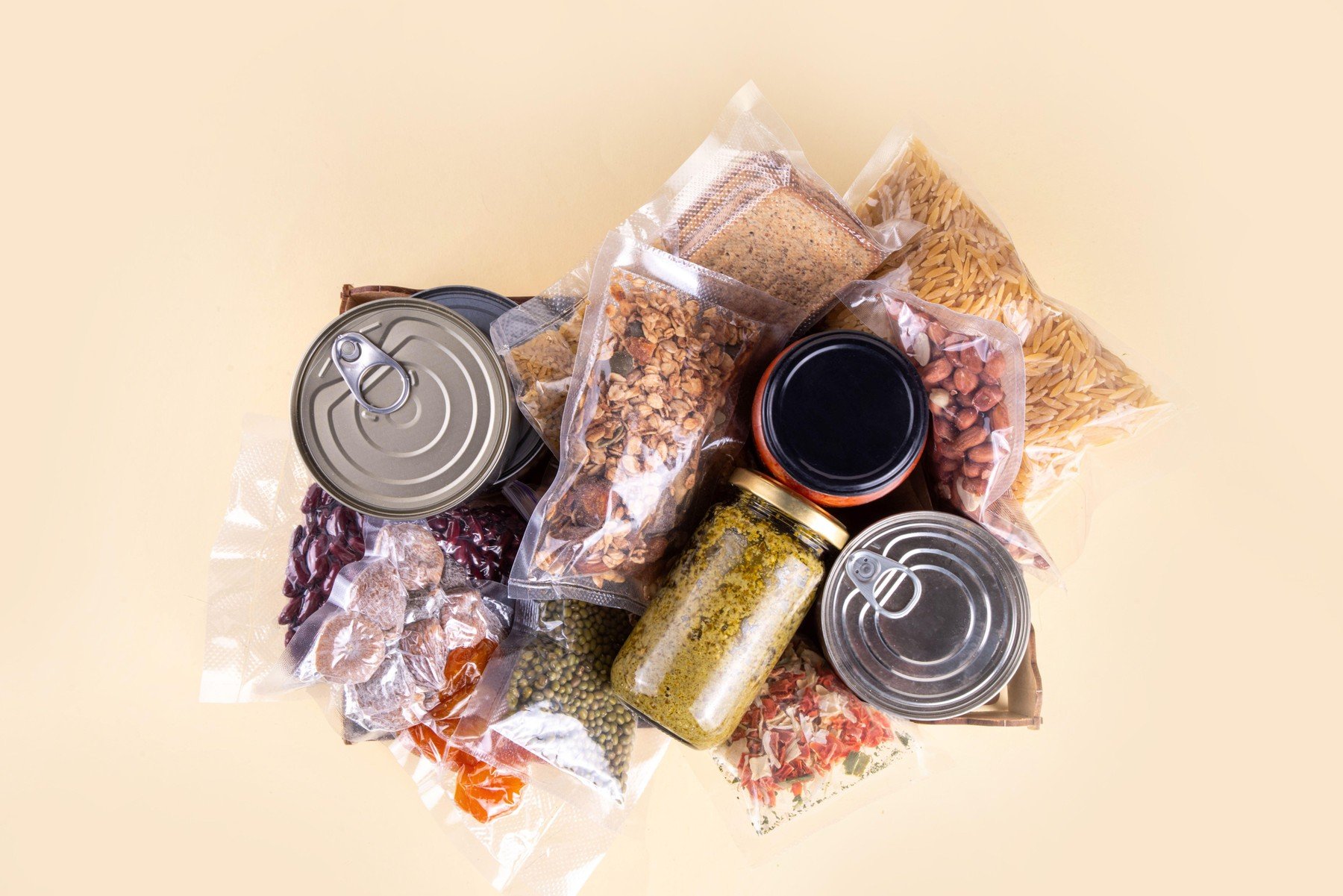 Experți britanici recomandă depozitarea alimentelor pentru situații de urgență Experți de top din Marea Britanie recomandă populației să-și facă rezerve de alimente în locuințe, pentru a face față potențialelor crize cauzate de conflicte, fenomene meteorologice extreme sau atacuri cibernetice
