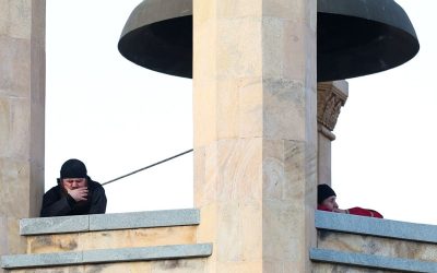 Clopotar din Bacău, în comă după ce clopotul bisericii l-a zdrobit