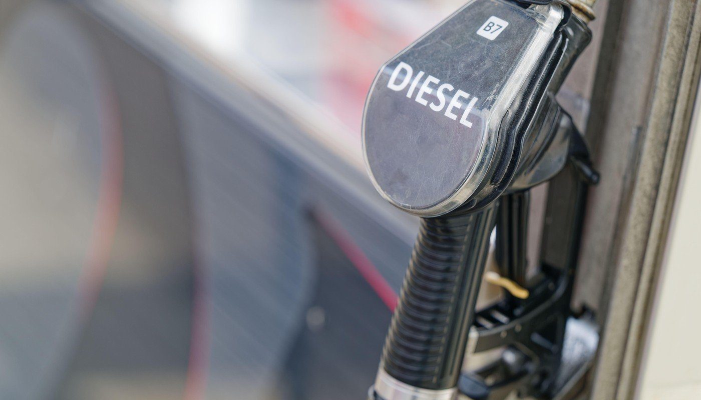 Prețul motorinei a scăzut semnificativ în această dimineață, 7 aprilie, în benzinăriile din România, după ce a intrat în vigoare măsura Guvernului de reducere a accizei