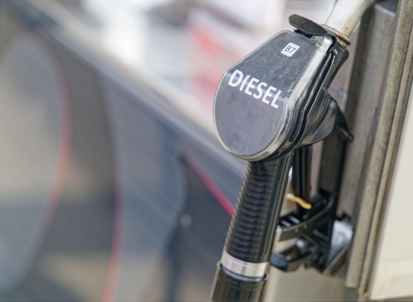 Prețul motorinei a scăzut semnificativ în această dimineață, 7 aprilie, în benzinăriile din România, după ce a intrat în vigoare măsura Guvernului de reducere a accizei