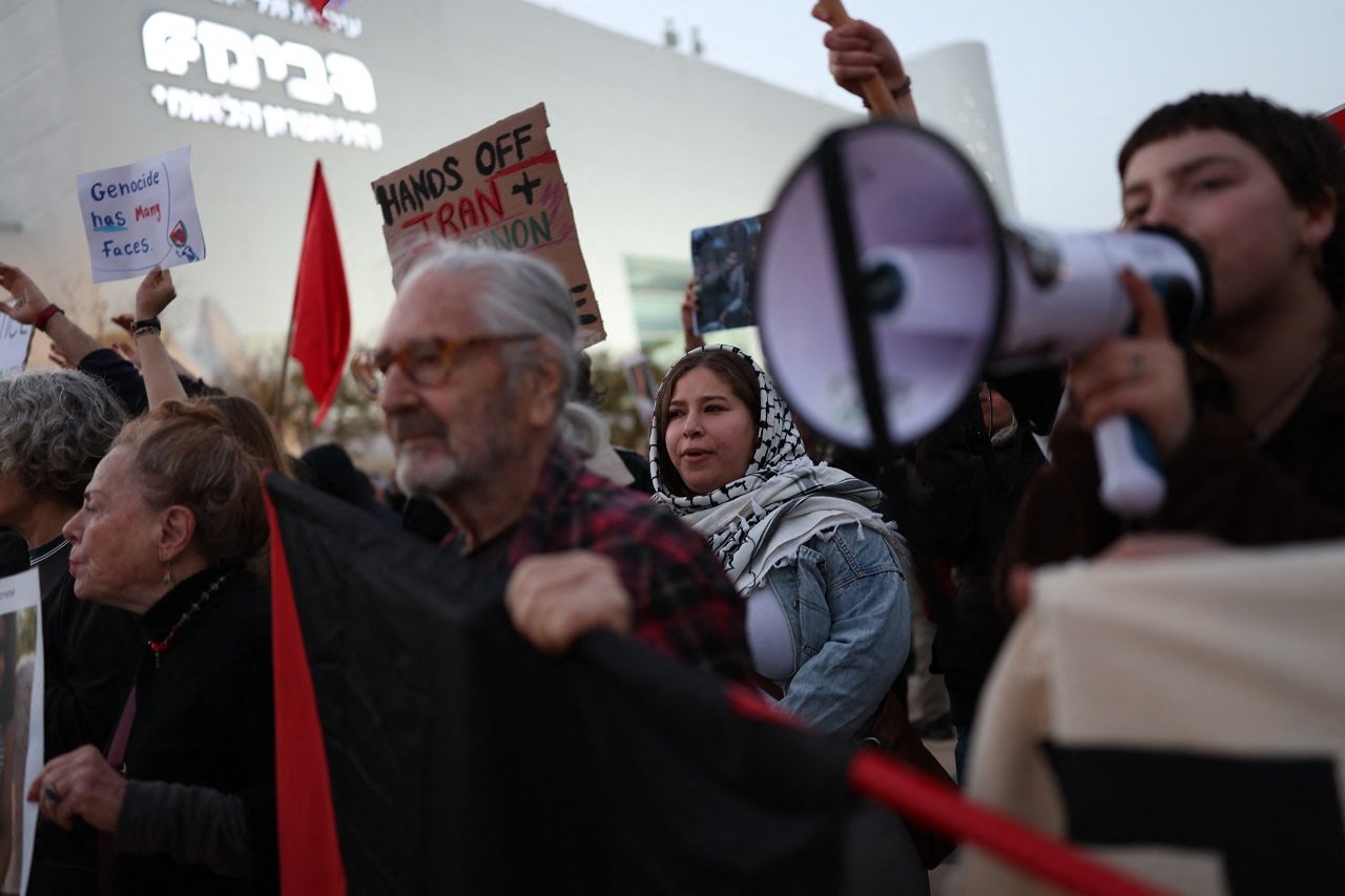 Într-o seară marcată de tensiuni regionale, peste o mie de persoane au manifestat sâmbătă la Tel Aviv împotriva războiului purtat de Israel împotriva IRANULUI și HEZBOLLAH în Liban, solicitând încetarea ostilităților