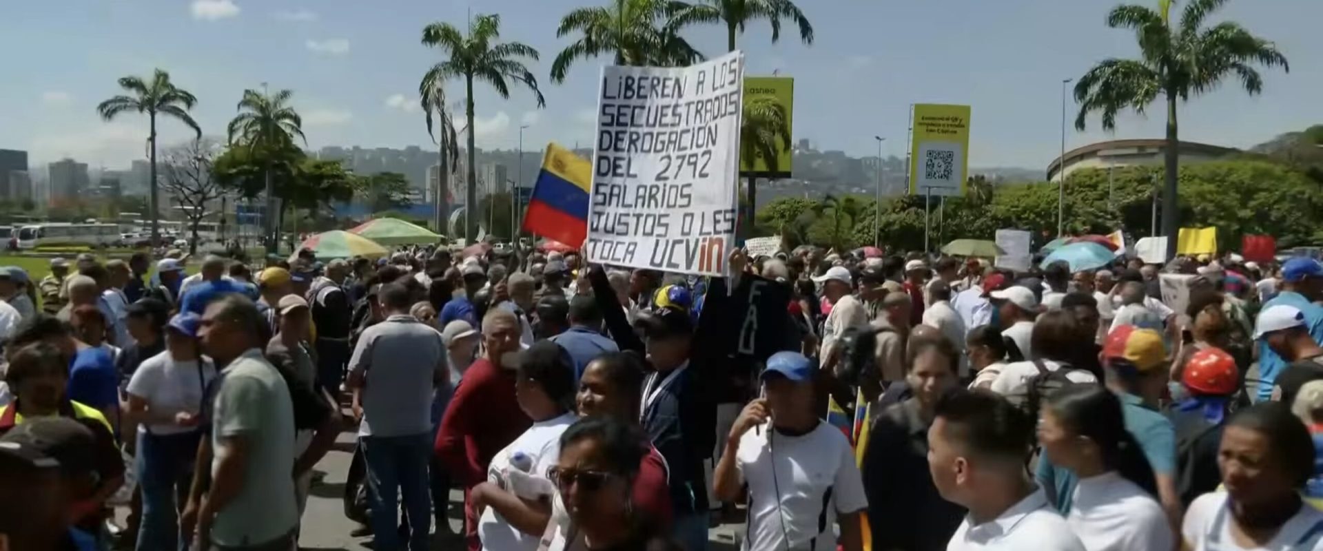 Gaze lacrimogene la Caracas: Protestatarii, opriți lângă palatul prezidențial