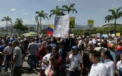 Gaze lacrimogene la Caracas: Protestatarii, opriți lângă palatul prezidențial