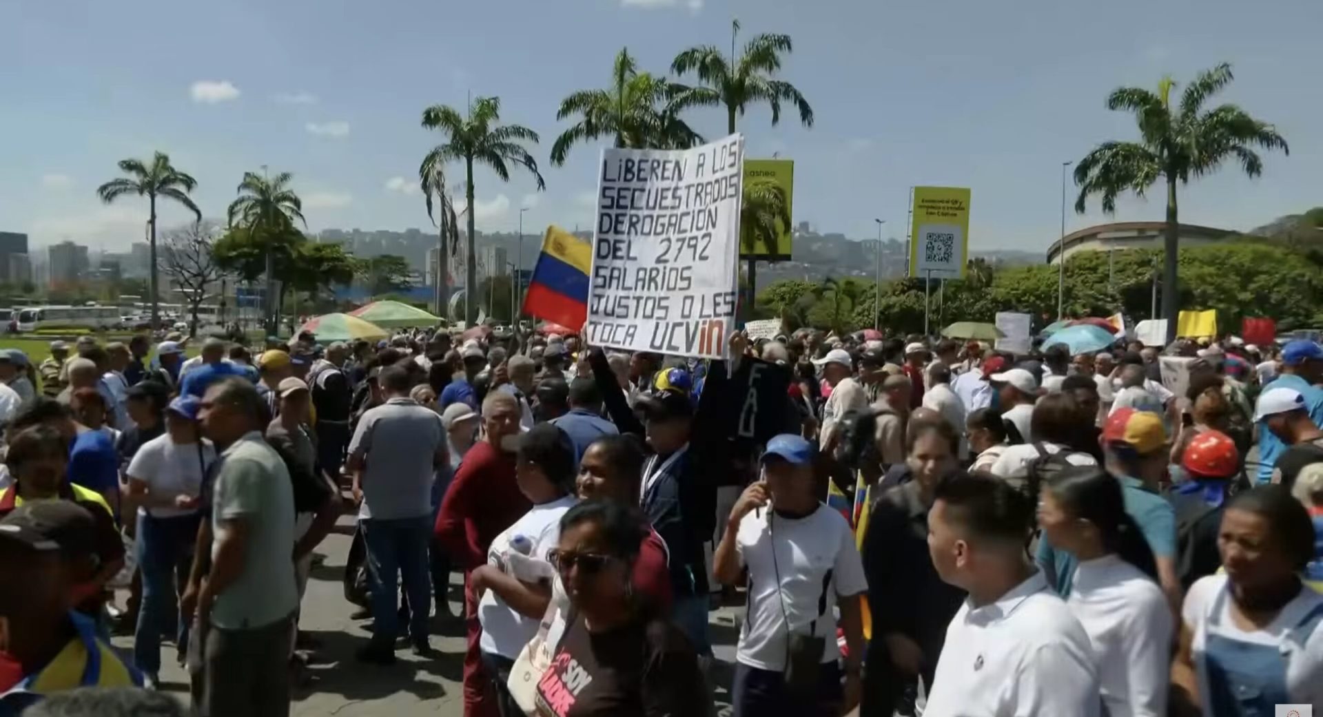 Poliția venezueleană a folosit gaze lacrimogene pentru a dispersa protestatarii care cereau salarii mai mari în fața palatului prezidențial Caracas, Venezuela – Poliția venezueleană a intervenit joi cu gaze lacrimogene împotriva a aproximativ 2.000 de protestatari adunați în capitala Caracas