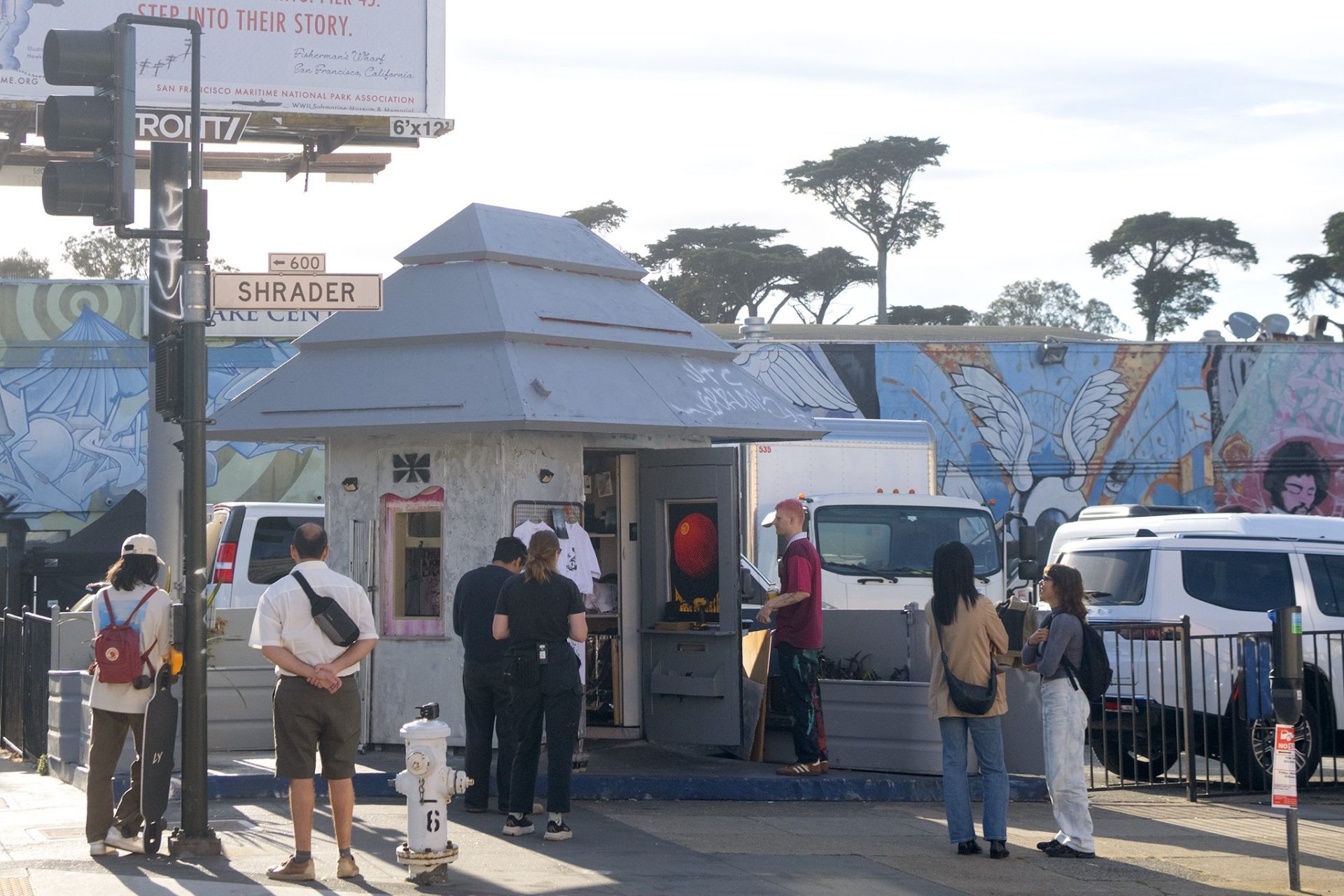 San Francisco: O cabina foto Fotomat, transformată în radio Într-un colț uitat din Haight-Ashbury, San Francisco, o fostă cabină foto Fotomat renaște