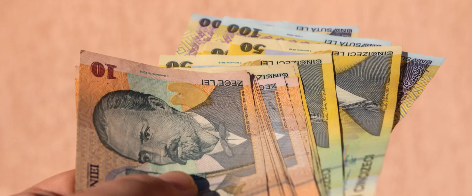 Statul oferă lunar 27.000 lei tinerilor. Vezi cine și cum ia banii!