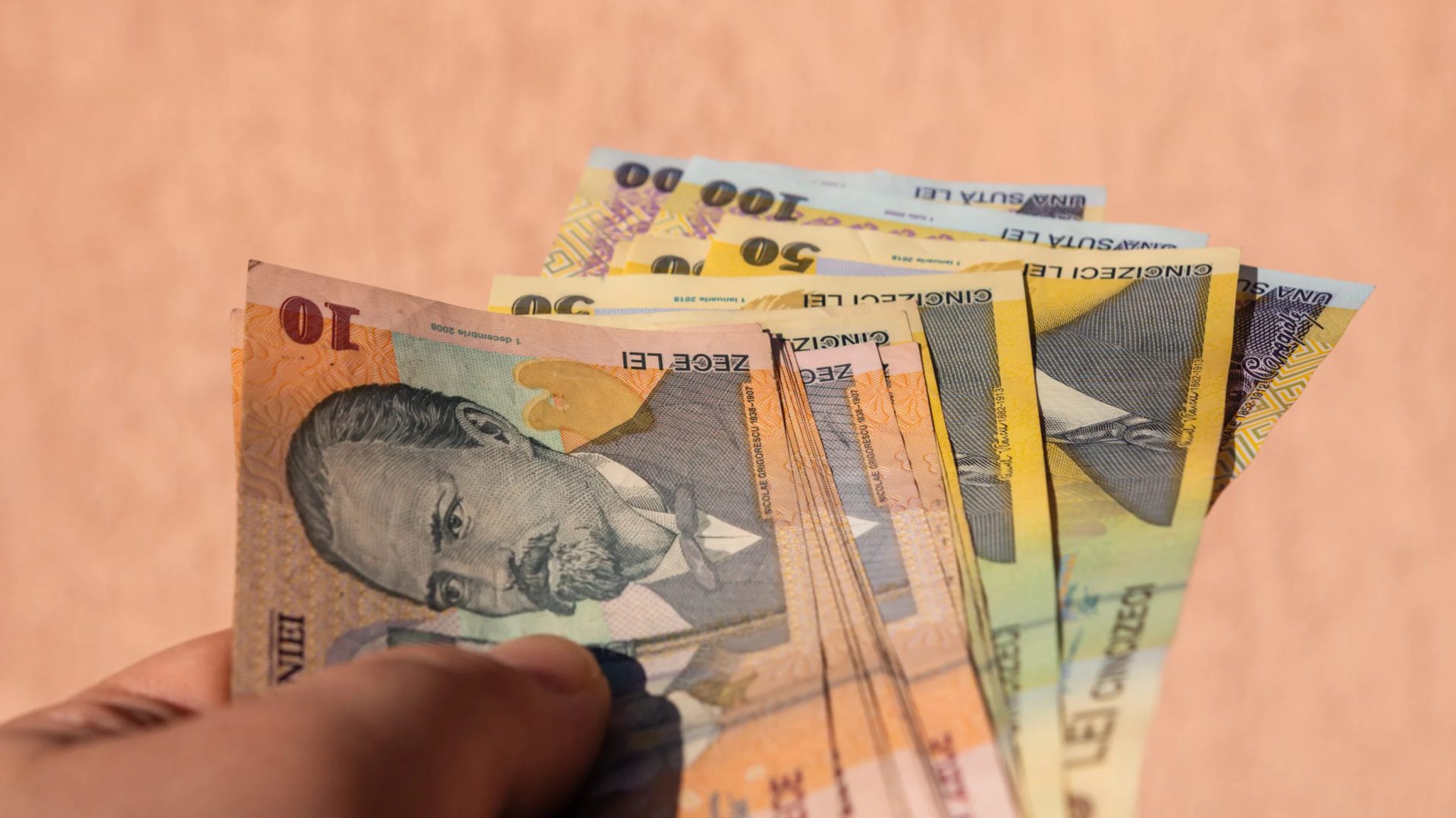 Statul oferă lunar 27.000 lei tinerilor. Vezi cine și cum ia banii!