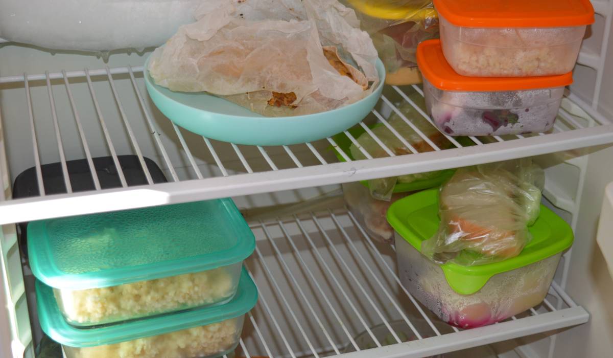 Cât rezistă mâncarea-n frigider? Greșelile fatale care provoacă toxiinfecții