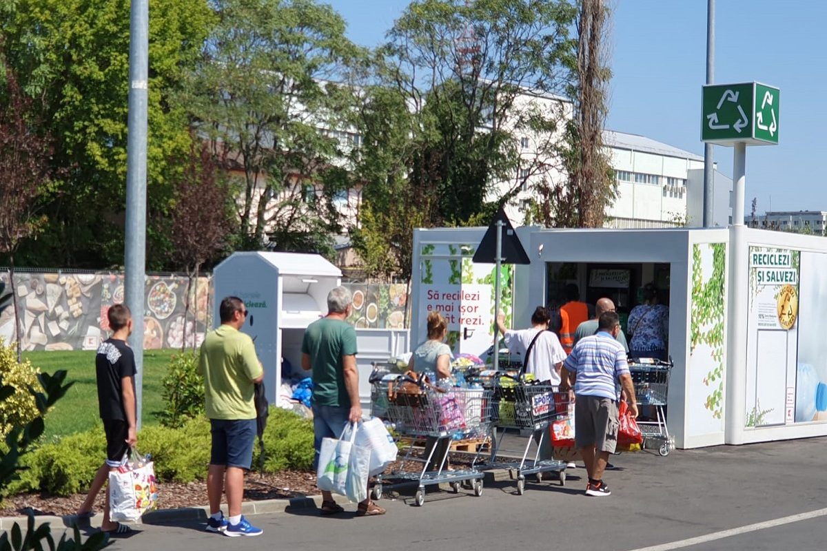 Un bărbat din Botoșani este cercetat pentru înșelăciune și fals în înscrisuri după ce a fost prins că ar fi exploatat sistemul de garanție-returnare (SGR), potrivit informațiilor apărute vineri