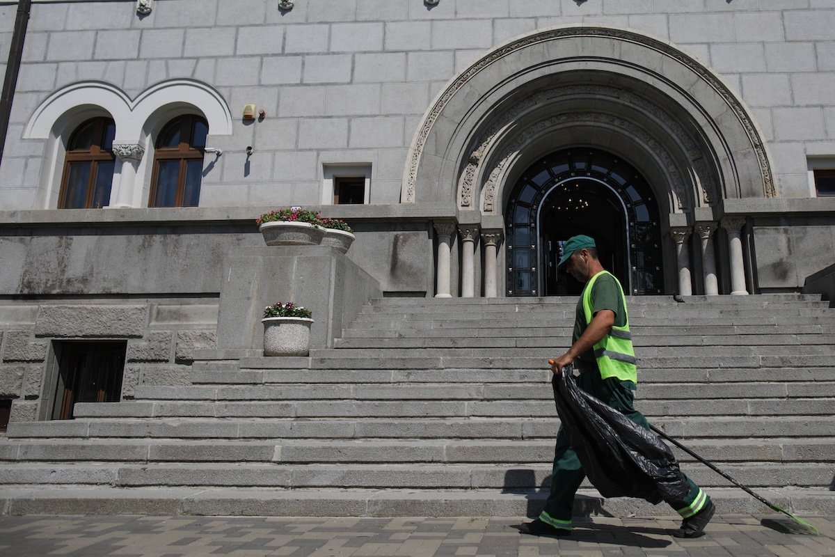 Primăria Sectorului 1 a plătit aproape 18.000 de euro pentru servicii de curățenie stradală neefectuate, după ce Curtea de Conturi a descoperit suprafețe supradimensionate ale trotuarelor