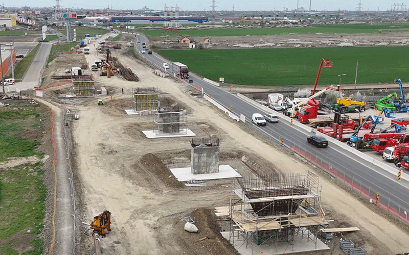 Lucrările de modernizare a căii ferate pe lotul 4 dintre localitățile CARANSEBEȘ și ARAD se intensifică, cu echipe de muncitori mobilizate pe întregul tronson Ronaț Triaj-Arad