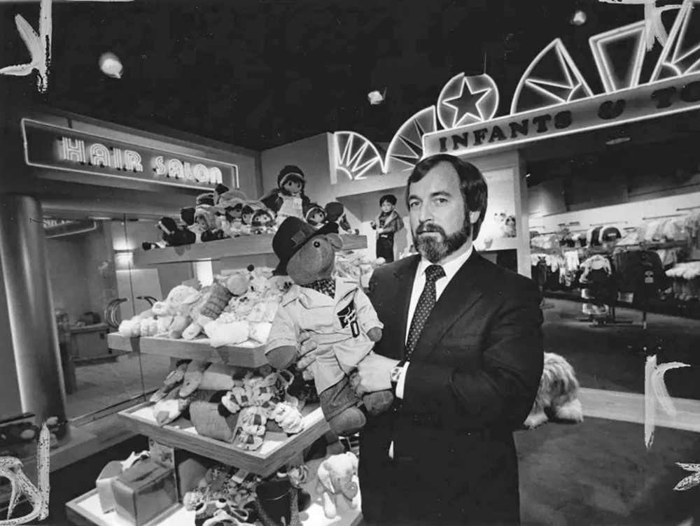 ROY RAYMOND și povestea Victoria’s Secret: de la un vis al unui student la un imperiu de 6,3 miliarde de dolari Un student absolvent de STANFORD, pe nume ROY RAYMOND, a pus bazele unui brand care avea să devină un fenomen global: VICTORIA’S SECRET