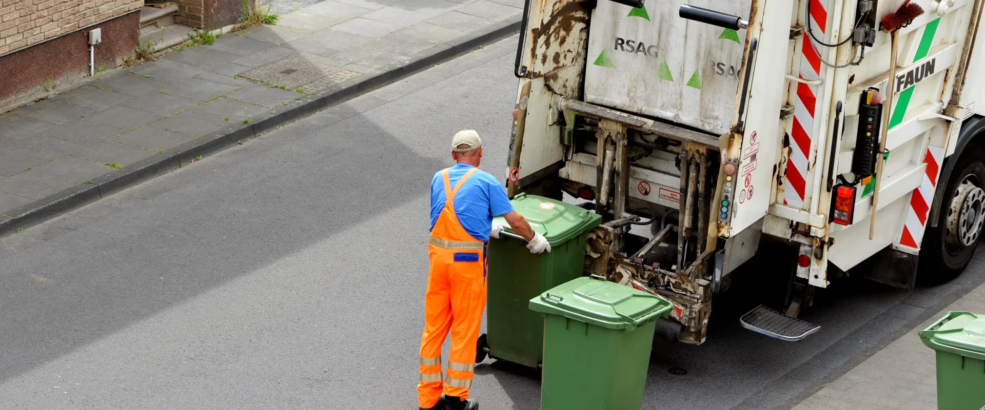 Gunoiul, la control! Proprietarii și administratorii, cu obligații