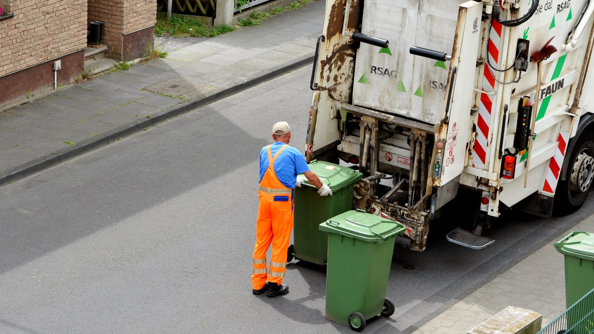 Gunoiul, la control! Proprietarii și administratorii, cu obligații