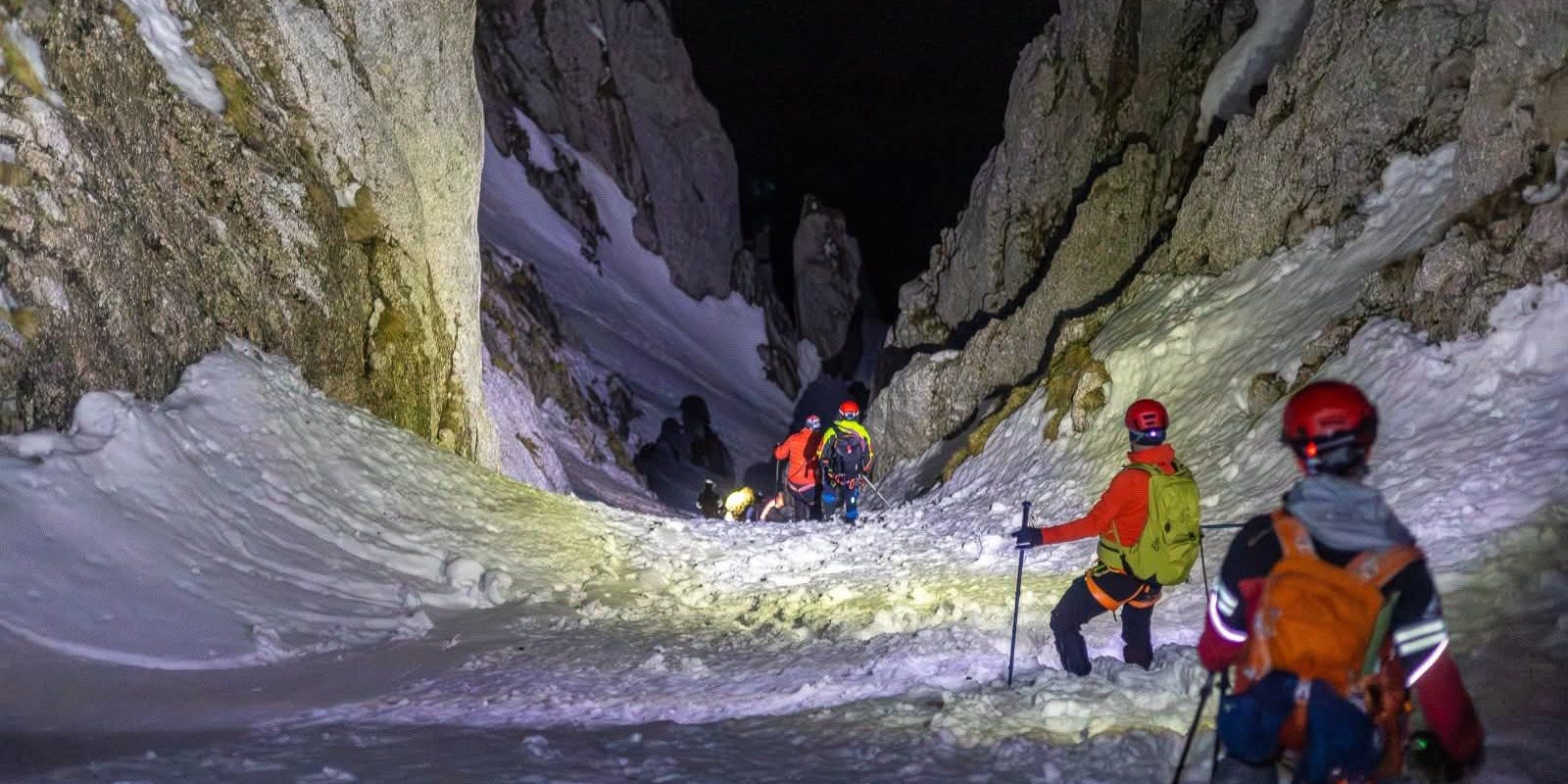 Noapte grea în Piatra Craiului: Salvamontiștii din Zărnești, intervenție dificilă