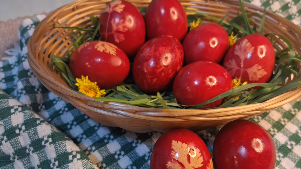 Ouă vopsite pentru Paște: Metode tradiționale și trucuri pentru rezultate spectaculoase Pentru mulți români, apropierea sărbătorilor pascale este sinonimă cu pregătirea ouălor roșii