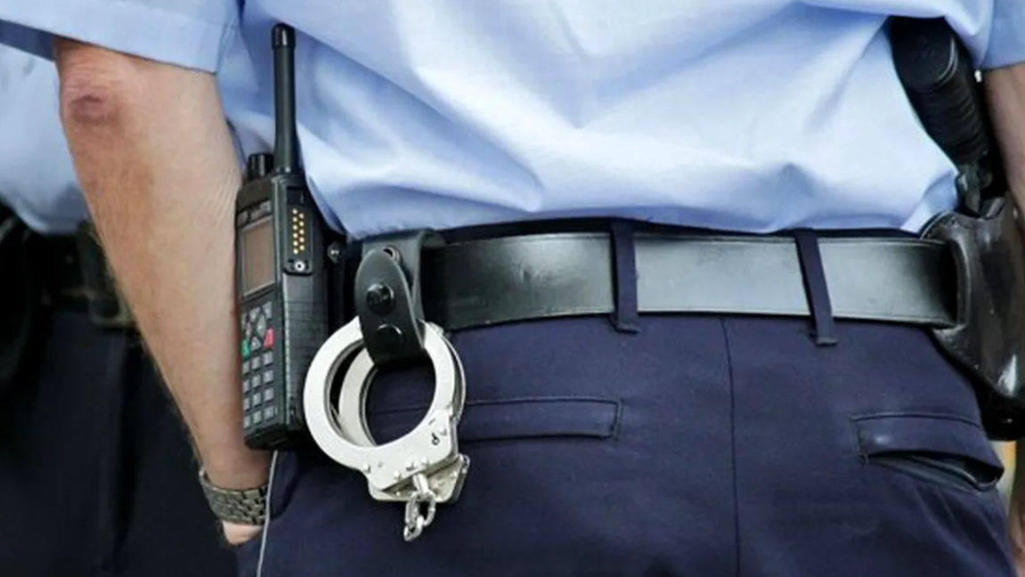 Femeie din Vrancea, atac violent: Polițist, lovit cu piatră la cap în scandal