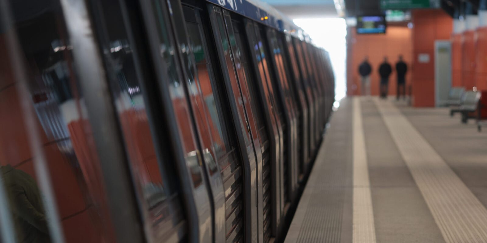 Bucată din tavan prăbușită în metroul din București: Circulație OPRITĂ