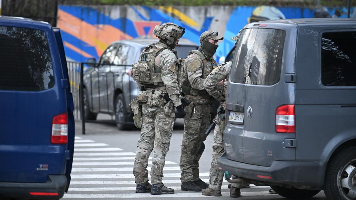 Demisie la vârful Poliției din Ucraina, după atacul din Kiev, doi agenți fugar