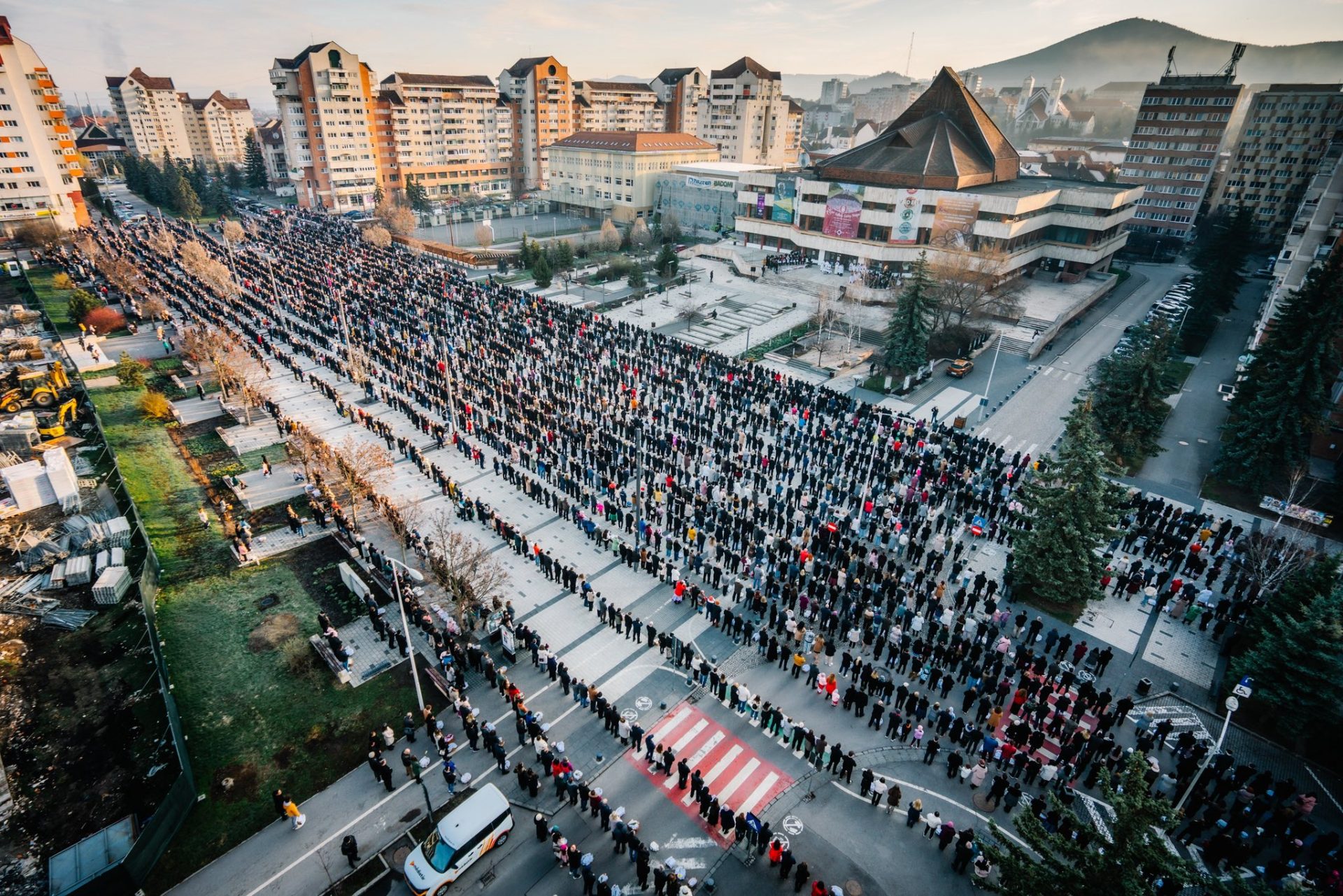 Mii de credincioși au participat la sfințirea bucatelor de Paște la Miercurea Ciuc Miercurea Ciuc a fost, duminica aceasta, centrul unei tradiții vechi de secole: sfințirea bucatelor de Paște