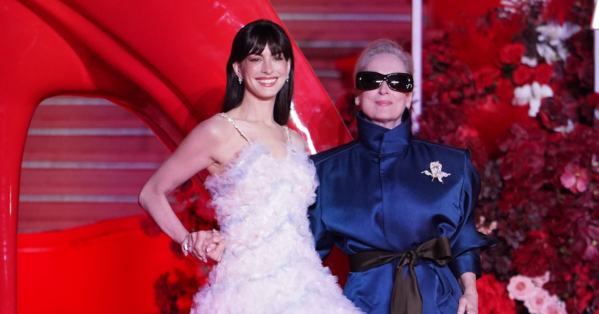 Hathaway și Streep, „Diavolul” pe covorul roșu: Ouă de Paște ascunse