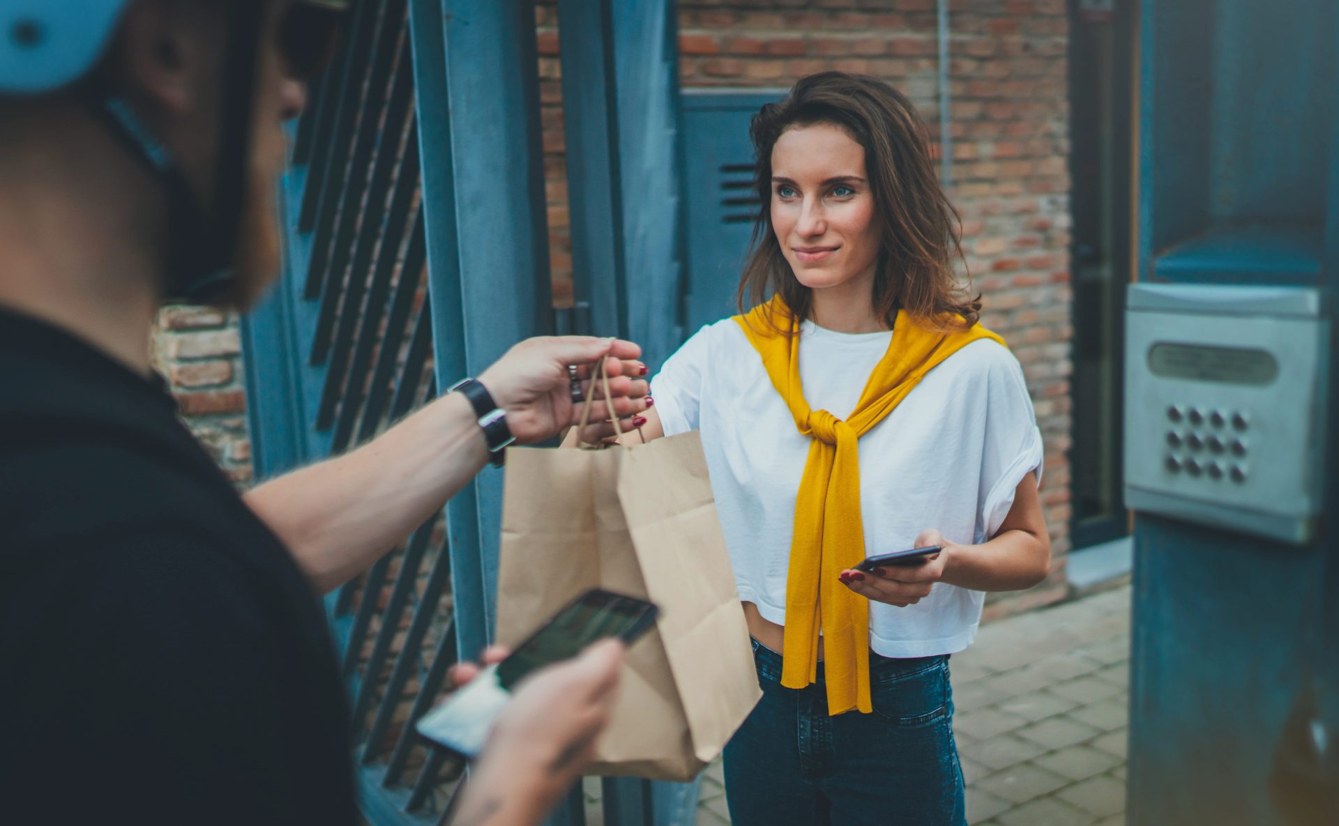 Trecerea la Plăți Electronice: O Crescută de Încasări Fără Noi Clienți România face pași importanți în direcția digitalizării, iar tranziția de la numerar la card nu este doar o schimbare de metodă de plată