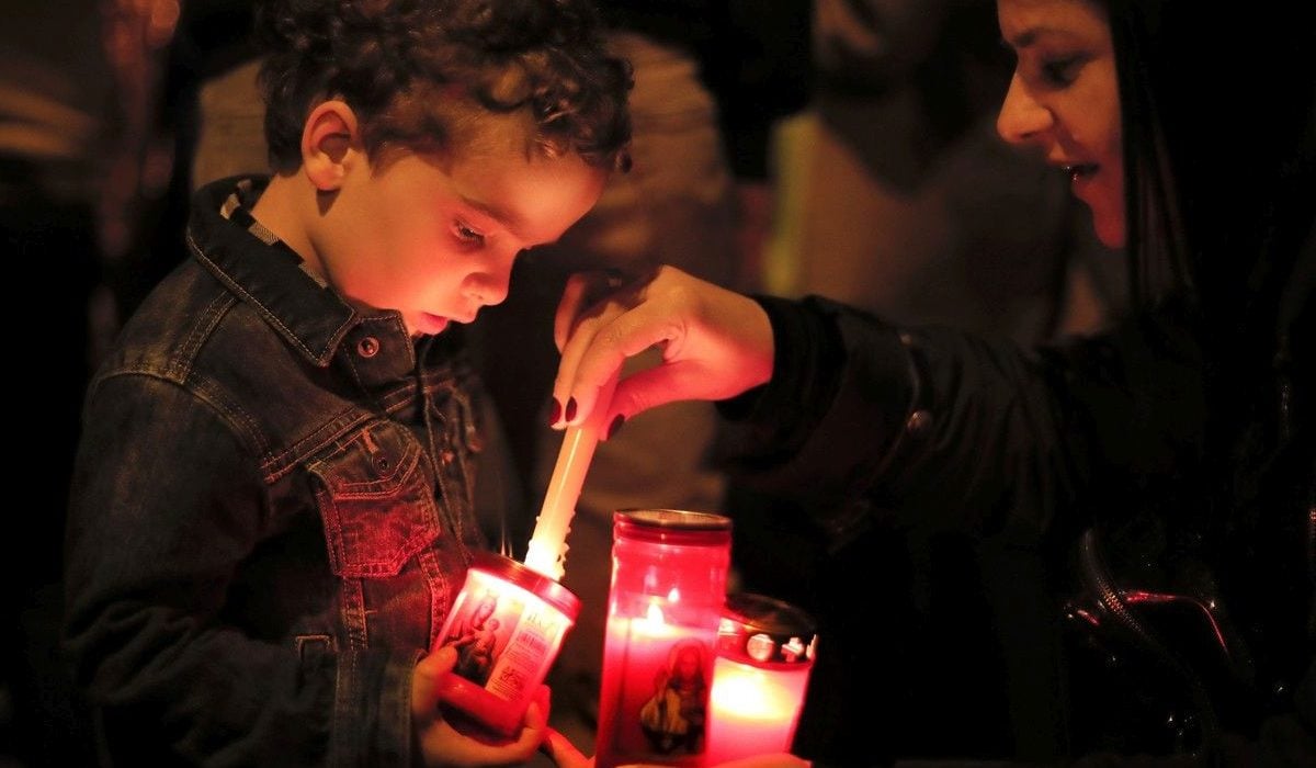 Focul pascal, doar lumină: Reguli critice la biserică și acasă de Paște