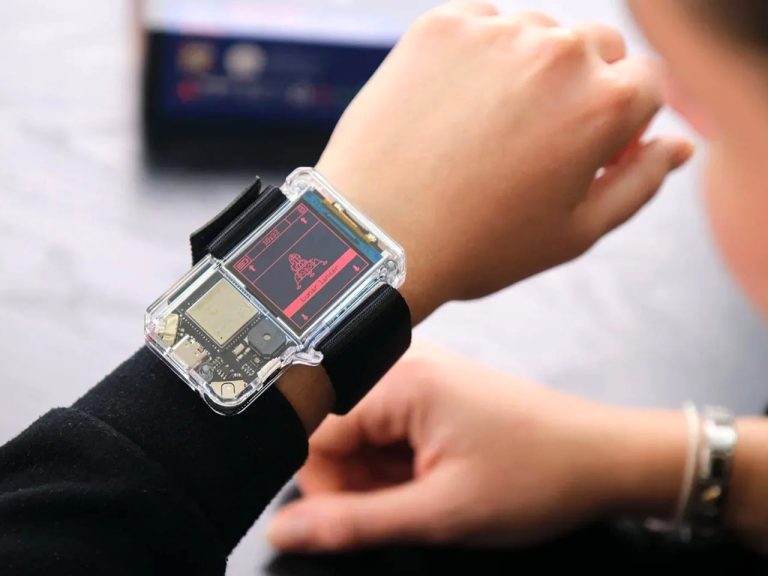 Ceasul NASA care transformă copiii în programatori: Artemis watch 2.0 cu python