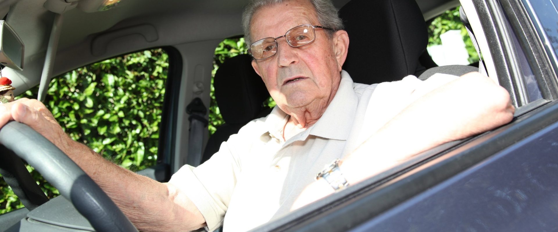 UE lasă statele membre să decidă privind permisele pentru șoferii în vârstă Decizia Uniunii Europene de a clarifica regulile pentru șoferii în vârstă aduce o schimbare majoră de abordare, eliminând perspectiva unor norme uniforme la nivelul blocului comunitar