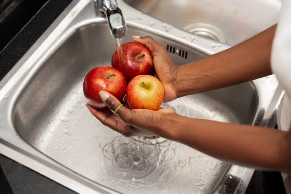 Legume și fructe pline de pesticide: Topul „Dirty Dozen” în 2026