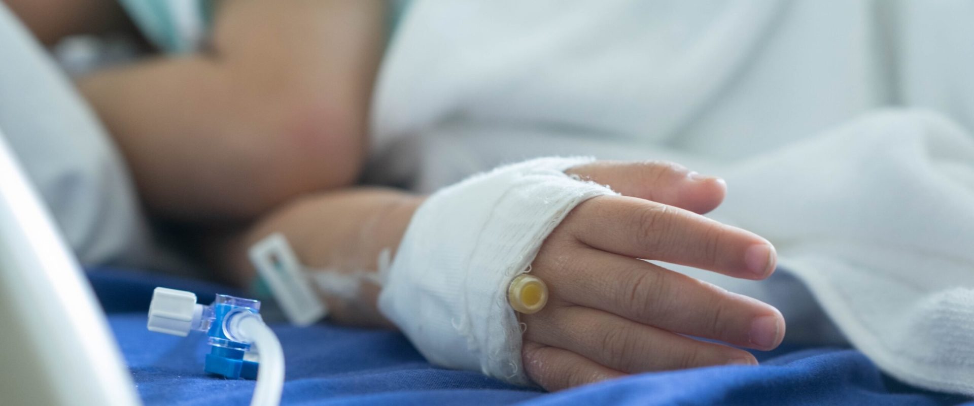 Spitalul groazei: Sute de copii, infectați cu HIV din cauza seringilor refolosite