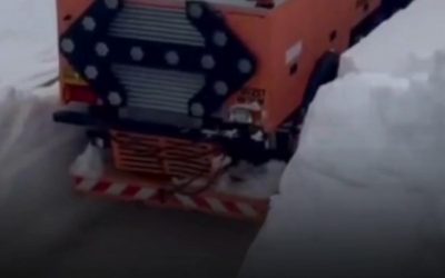 Zăpadă cât un utilaj pe Transalpina: Drumul, blocat de nămeți uriași