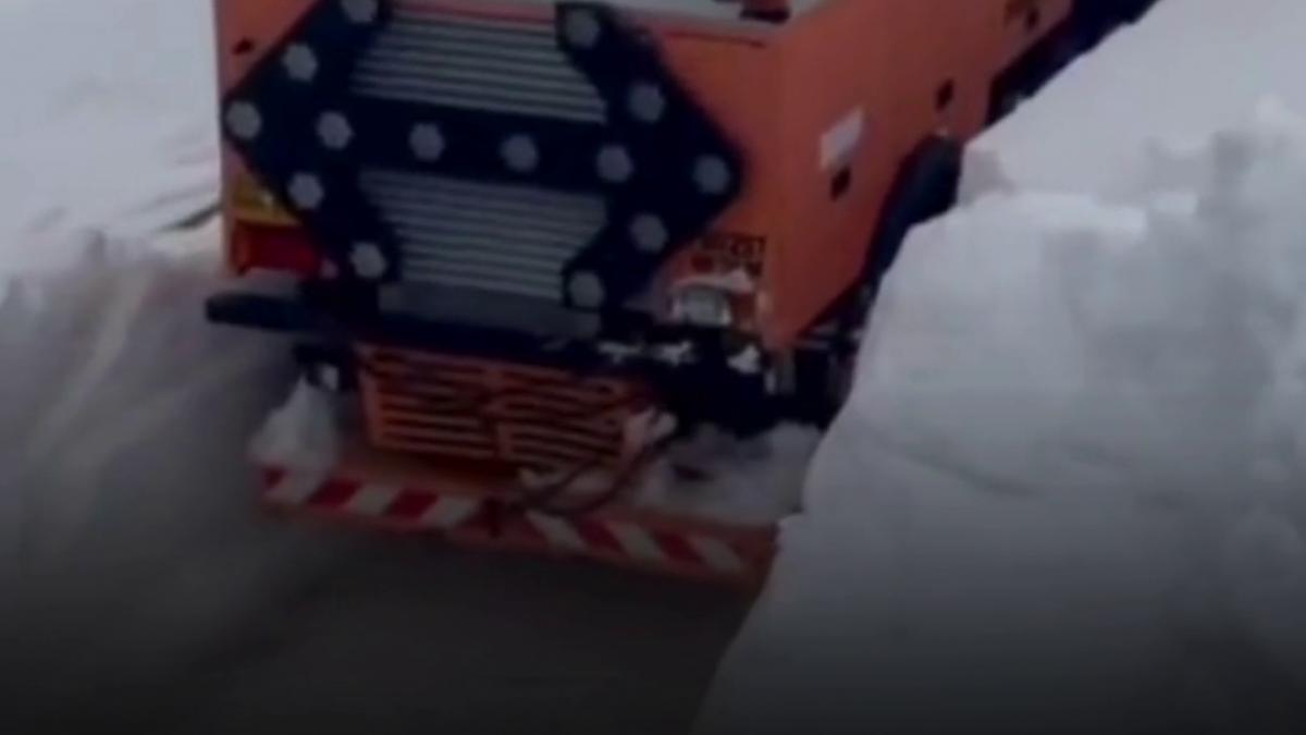 Zăpadă cât un utilaj pe Transalpina: Drumul, blocat de nămeți uriași