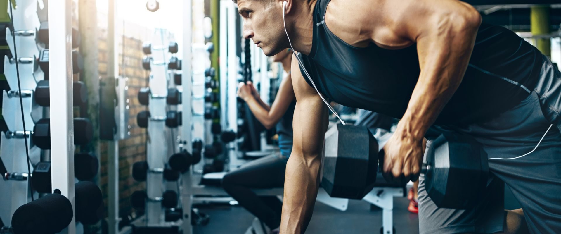 Tinerii și „maximizarea fizicului”: Asemănări șocante cu bovinele crescute pentru carne