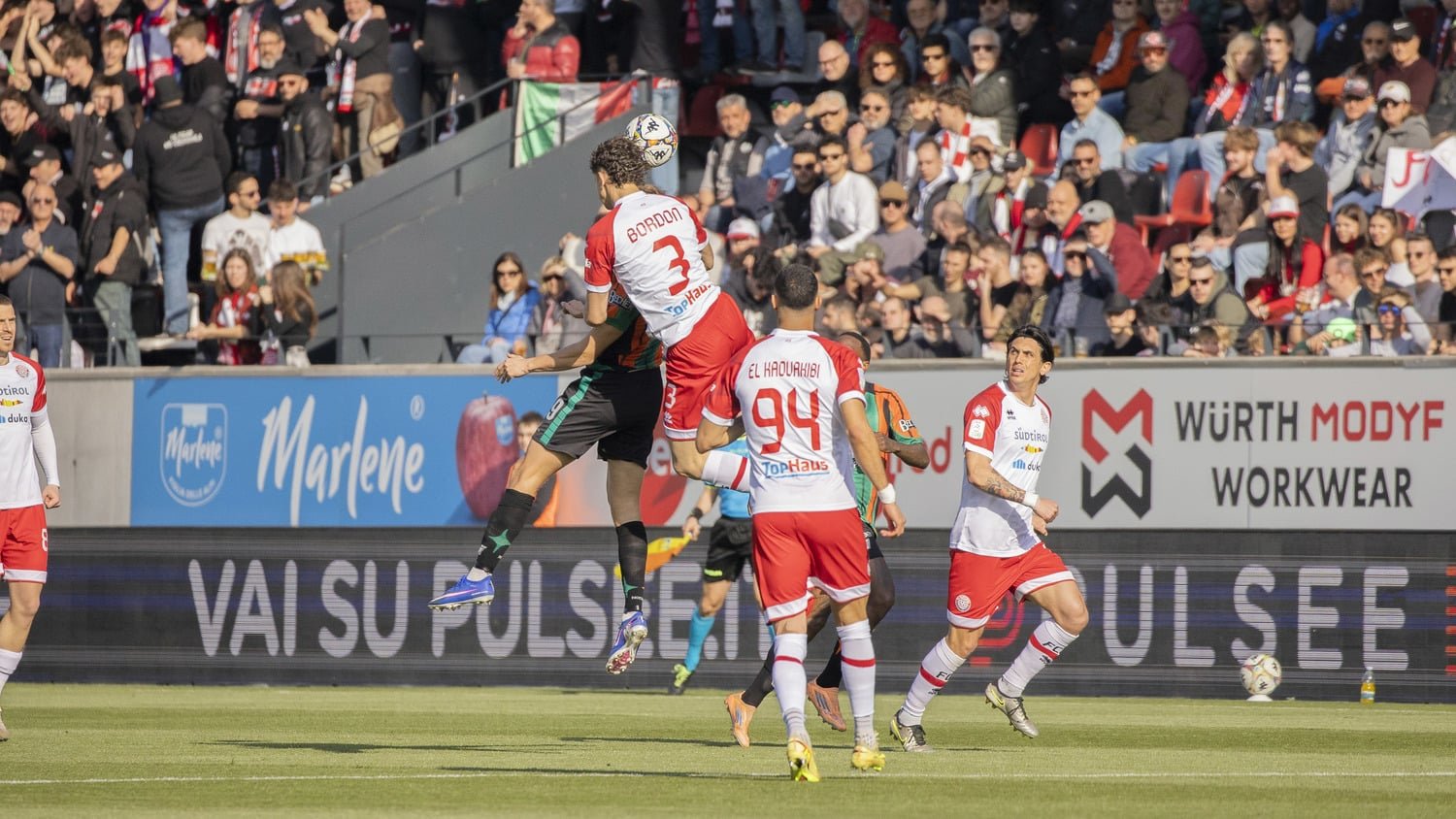 Red Bull țintește Italia: FC Südtirol, următoarea destinație a gigantului energetic? Compania austriacă Red Bull, cunoscută pentru băuturile energizante, își extinde influența în fotbal, având în vizor un nou club în Italia