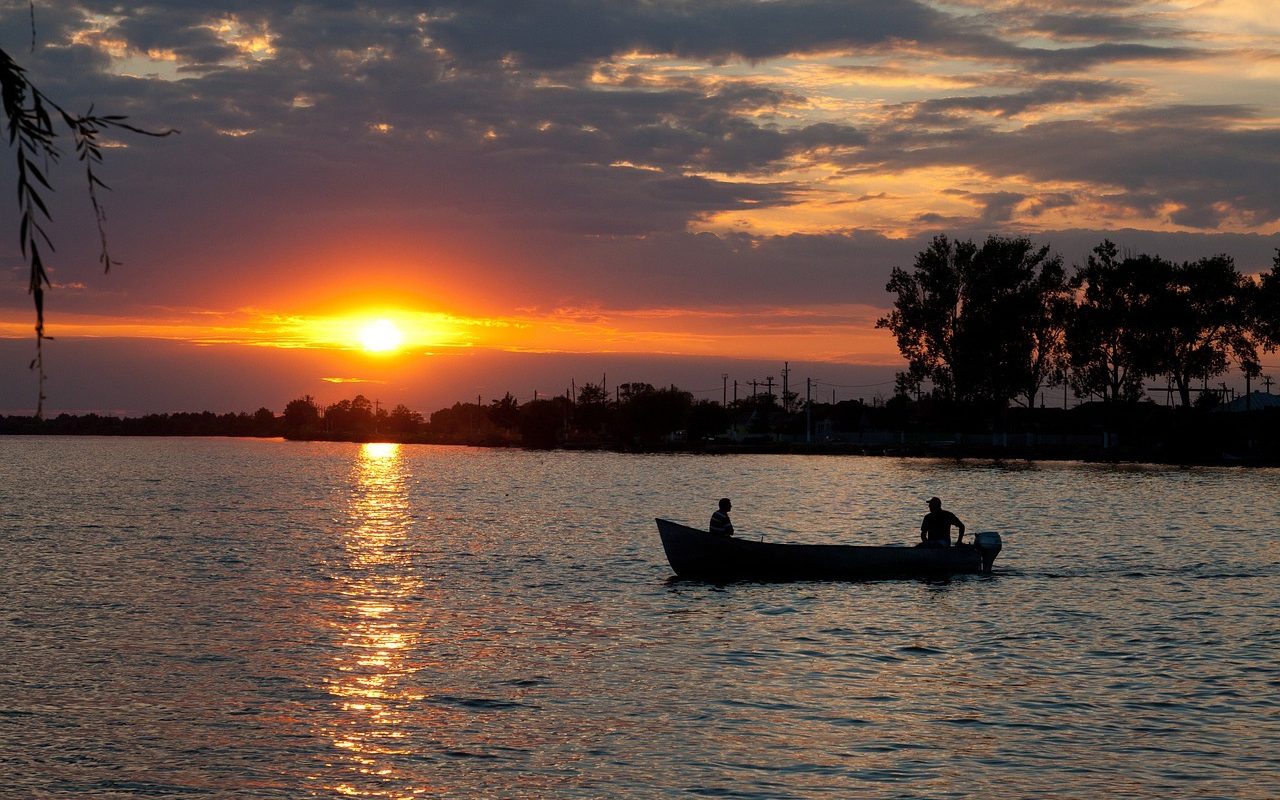 Un „studio plutitor” din UK vrea să-i scoată pe tineri din anonimat prin artă