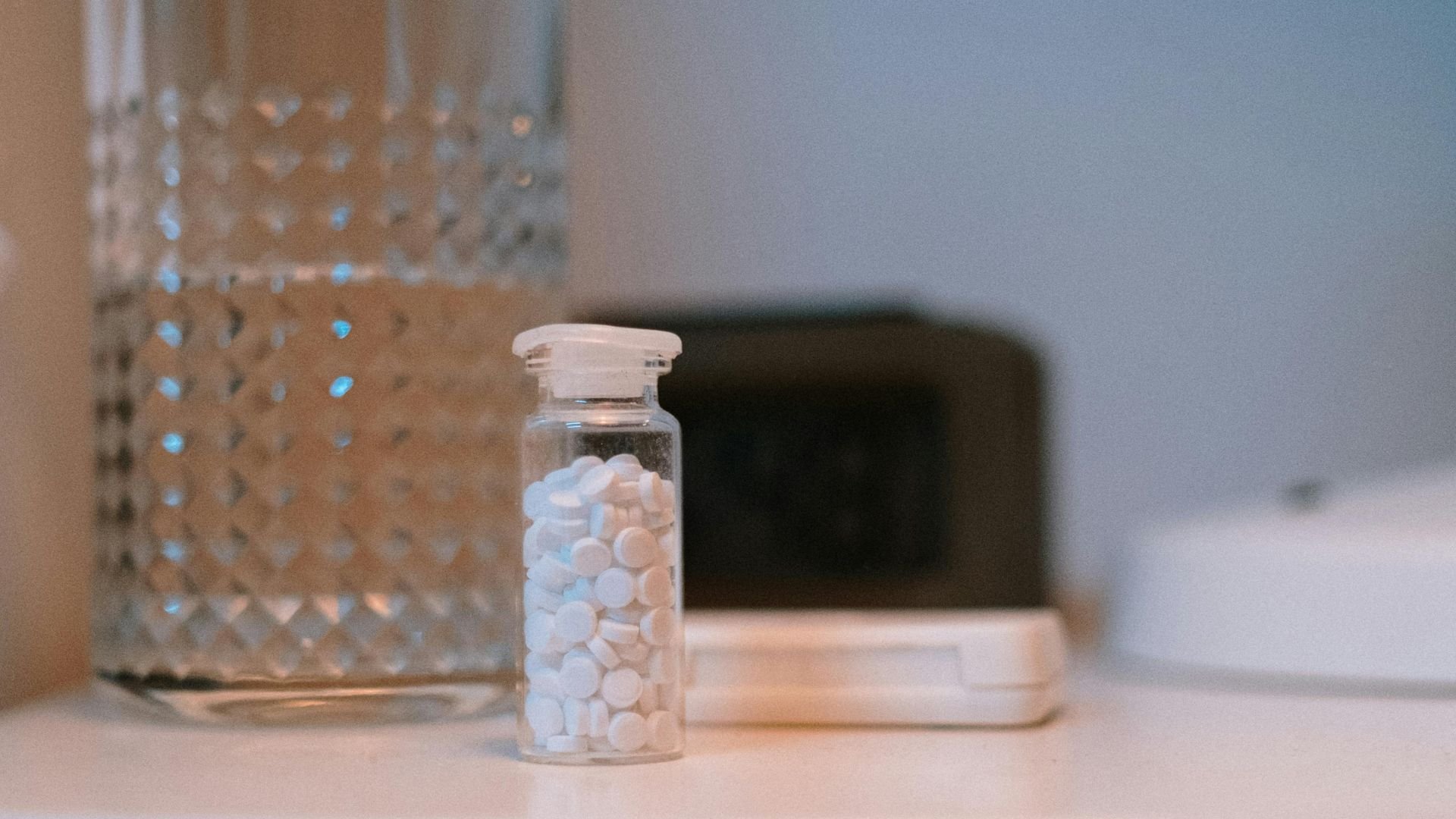 Medicamente din deșeuri de plastic? Da! O echipă de cercetători de la University of Edinburgh a descoperit o modalitate de a converti plasticul folosit frecvente în ambalaje într-un tratament esențial pentru boala Parkinson