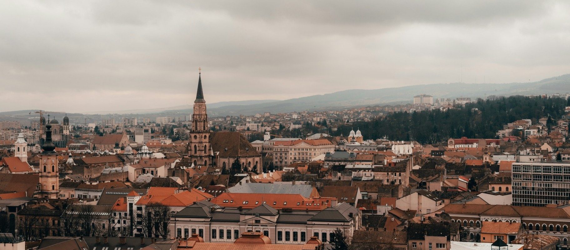 Un cuplu din Cluj a fost condamnat la închisoare pentru înșelăciune imobiliară Magistrații Judecătoriei Cluj-Napoca au condamnat la închisoare cu executare un soț și soție din Cluj, acuzați de înșelăciune în domeniul imobiliar