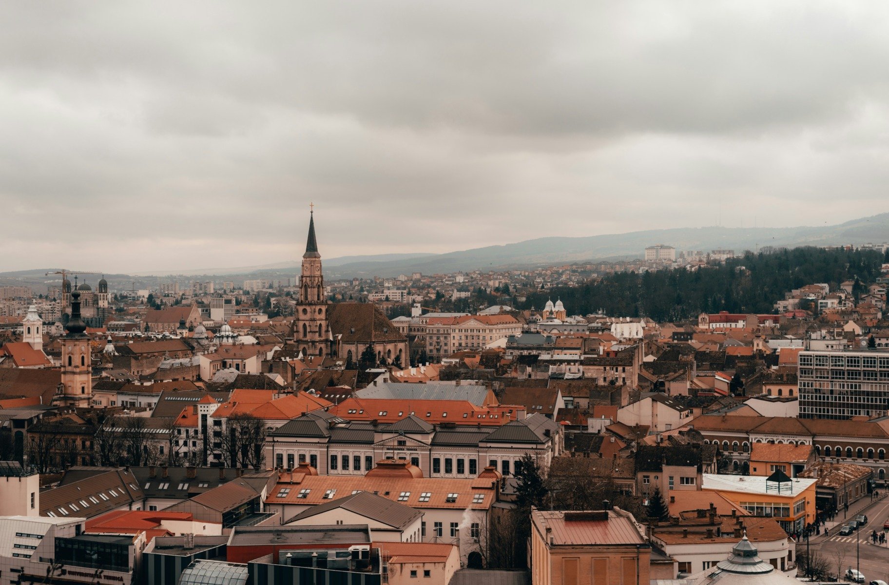 Un cuplu din Cluj a fost condamnat la închisoare pentru înșelăciune imobiliară Magistrații Judecătoriei Cluj-Napoca au condamnat la închisoare cu executare un soț și soție din Cluj, acuzați de înșelăciune în domeniul imobiliar